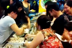 Ăn buffet hải sản, thủ túi nilon mang về chục con ghẹ, 1,5kg bề bề