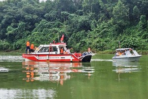 Nỗ lực tìm kiếm 2 nạn nhân mất tích trên sông Hữu Trạch