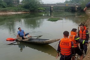 Hà Tĩnh: Tìm thấy thi thể nam sinh nhảy cầu Phủ tự tử