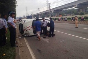 Đôi nam nữ khóc trong ô tô lật nhào ở Sài Gòn