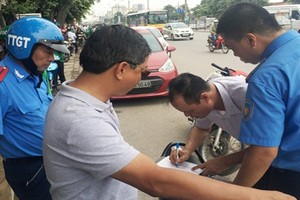 "Nhốt" hàng loạt xe Grab, Uber vì giả danh