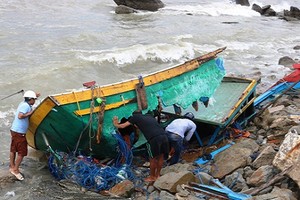 Hình ảnh tàu tiền tỷ tan tác thảm thương sau bão số 2