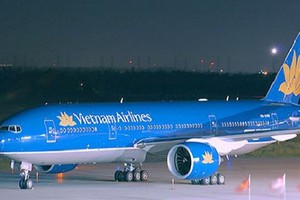 Máy bay Vietnam Airlines hạ cánh khẩn để cứu hành khách co giật