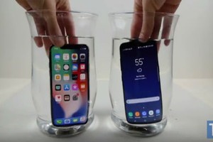 BẤT NGỜ: iPhone X “chết sặc”, Galaxy S8 vẫn sống trong nước lạnh