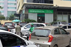 Hàng trăm tài xế Grab lại tắt app, phản đối đòi giảm chiết khấu