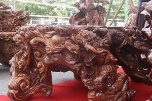 “Mê mẩn” bộ bàn ghế gù hương ngũ long ngàn tuổi của đại gia Tuyên Quang 