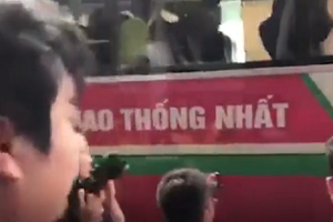 Video: Olympic Việt Nam trong vòng vây người hâm mộ