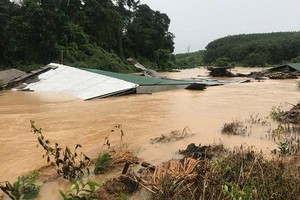 Lũ quét bất ngờ khiến hàng chục mái nhà 'biến mất' ở Kom Tum