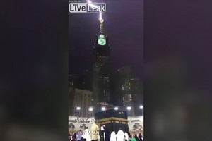 Video: Khoảnh khắc sét đánh trúng tòa nhà cao nhất ở thánh địa Mecca