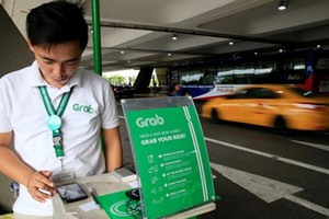 Grab bị phạt gần 7 tỷ đồng sau khi "nuốt gọn" Uber