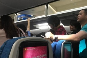 Hành khách choáng váng vì chuyến bay "toát mồ hôi hột" của Vietnam Airlines