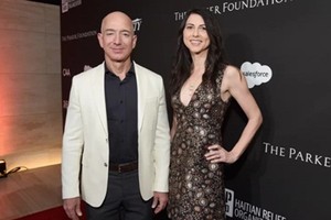 Tỷ phú Jeff Bezos từng đối xử với vợ thế nào?