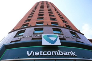 Tiền trong tài khoản 2 khách hàng Vietcombank đồng loạt 'bốc hơi' trong đêm