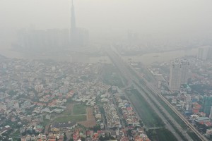 Landmark 81 'biến mất' trong không khí TP.HCM  mù đặc do ô nhiễm