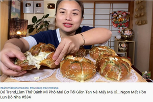 Quỳnh Trần JP 'Đu trend' làm bánh mì bơ tỏi phô mai quá 'mượt'