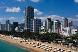 Giữa cao điểm dịch COVID-19, Hàng nghìn người vẫn tắm biển Nha Trang 