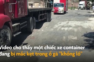 Video: Ổ gà siêu to khổng lồ giữa đường khiến container kẹt bánh