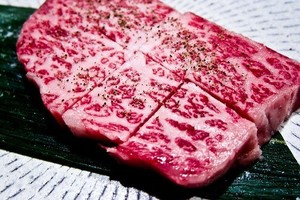 Thịt bò Ozaki có gì bổ béo... giá gần 35 triệu đồng/kg?