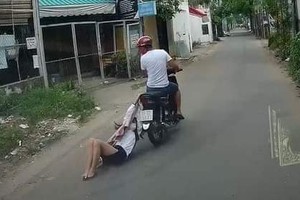 Tên cướp kéo lê cô gái hàng trăm mét ở TP.HCM