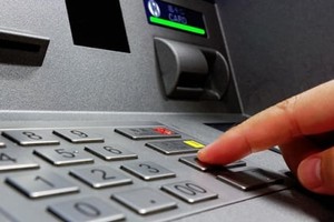 Rút tiền tại ATM bị nuốt thẻ: 3 bước cần làm để lấy lại thẻ nhanh chóng