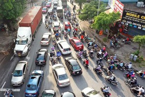 Hà Nội: Nhộn nhịp bên trong, siết chặt cửa ngõ