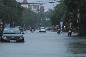 Ôtô chết máy giữa mưa, người dân Hà Tĩnh phải xuống xe lội nước