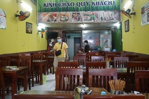 Ngày đầu mở bán tại chỗ: Quá buồn vì trời mưa, khách vắng