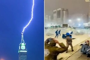 Video sét đánh thẳng xuống Tháp Đồng hồ nổi tiếng ở Thánh địa Mecca 