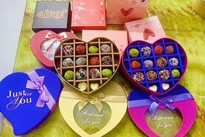 Người trẻ ồ ạt mua socola, cửa hàng “hốt bạc” mùa Valentine 2025