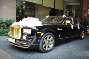 Rolls-Royce Phantom mạ vàng làm xe hoa tại Hà Nội