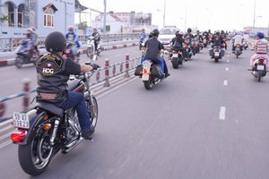 60 môtô Harley-Davidson diễu hành rầm rộ ở Sài Gòn