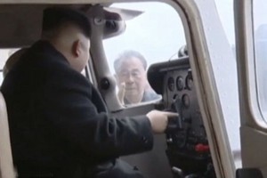 Video: Chủ tịch Triều Tiên Kim Jong-un lái máy bay