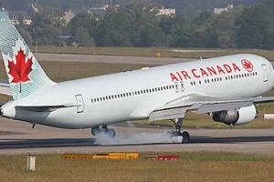 Khách Trung Quốc tấn công tình dục tiếp viên trên máy bay Air Canada