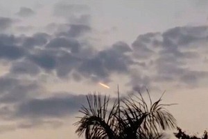 Vệt sáng cam bí ẩn trên bầu trời Australia là UFO?