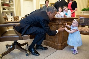 Những khoảnh khắc yêu trẻ như con của Tổng thống Obama