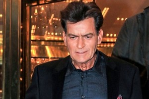 Charlie Sheen nhận 6 đơn kiện ngay sau khi thú nhận nhiễm HIV