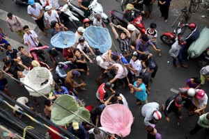 Hàng trăm người tranh giành 20 triệu tiền lẻ rơi xuống đường