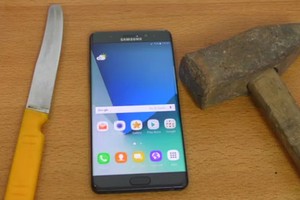 Tra tấn Galaxy Note 7 phũ phàng bằng búa và dao 