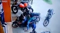 Chào thua trước màn dắt xe “ngớ ngẩn” của trai trẻ