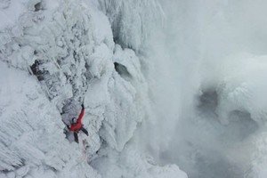 Người đầu tiên chinh phục thác Niagara trong băng tuyết 