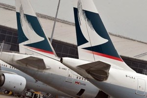  Phi công Cathay Pacific giấu dao trong hành lý xách tay