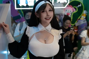 Làm MC tại sự kiện lớn, nữ streamer cosplay gợi cảm hút hồn fan