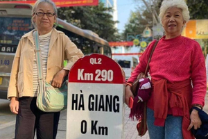 Đôi bạn già U70 rủ nhau đi Hà Giang, check-in không sót chỗ nào