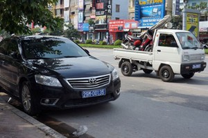 Cận cảnh xe công an "né" xe biển xanh