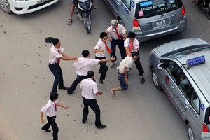 Hàng chục tài xế đánh nhau như phim ở TP.HCM