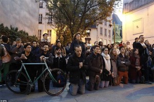 Video: Cháy lớn tại Nhà thờ Đức Bà Paris: Người dân quỳ xuống đường cầu nguyện