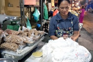 Chị em thi nhau làm bánh trôi bánh chay, sạp chợ ngày bán 2 tạ bột