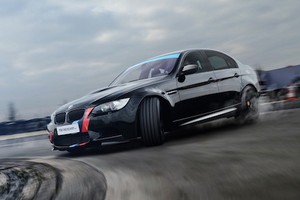 BMW M3 đời cũ “lên đời” xe đua siêu đẳng cấp 