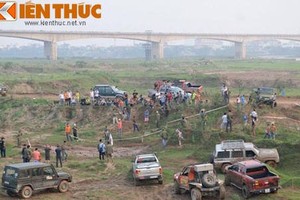 Hàng chục xe bán tải “nghịch đất, phá xe” tại Hà Nội