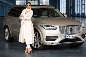 Người đẹp Ba Lan đo độ "nóng" cùng SUV Volvo XC90